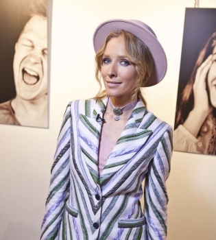 Катя Осадчая на выставке