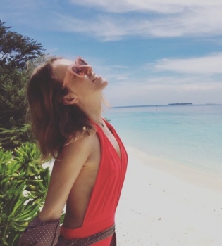 Ксения Собчак публикует жаркие снимки в купальнике