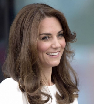 Сама элегантность: Кейт Миддлтон демонстрирует идеальный стиль на благотворительном ланче