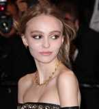 Неожиданно: Лили-Роуз Депп появилась на Каннском фестивале с экс-возлюбленной Кристен Стюарт