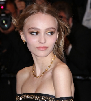 Неожиданно: Лили-Роуз Депп появилась на Каннском фестивале с экс-возлюбленной Кристен Стюарт