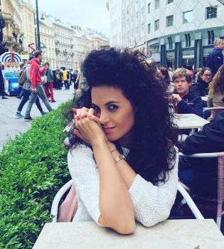 Настя Каменских показала женственность в соблазнительном танце