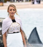 Канны 2016: Блейк Лайвли позирует в окружении акул