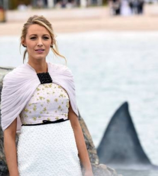 Канны 2016: Блейк Лайвли позирует в окружении акул