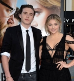 Все серьезно: Бруклин Бекхэм впервые появился на публике с возлюбленной