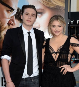 Все серьезно: Бруклин Бекхэм впервые появился на публике с возлюбленной