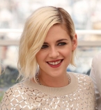 Кристен Стюарт демонстрирует стройные ножки на фотоколле в Каннах