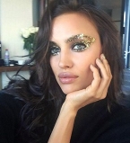 Крупным планом: соблазнительница Ирина Шейк сделала селфи груди