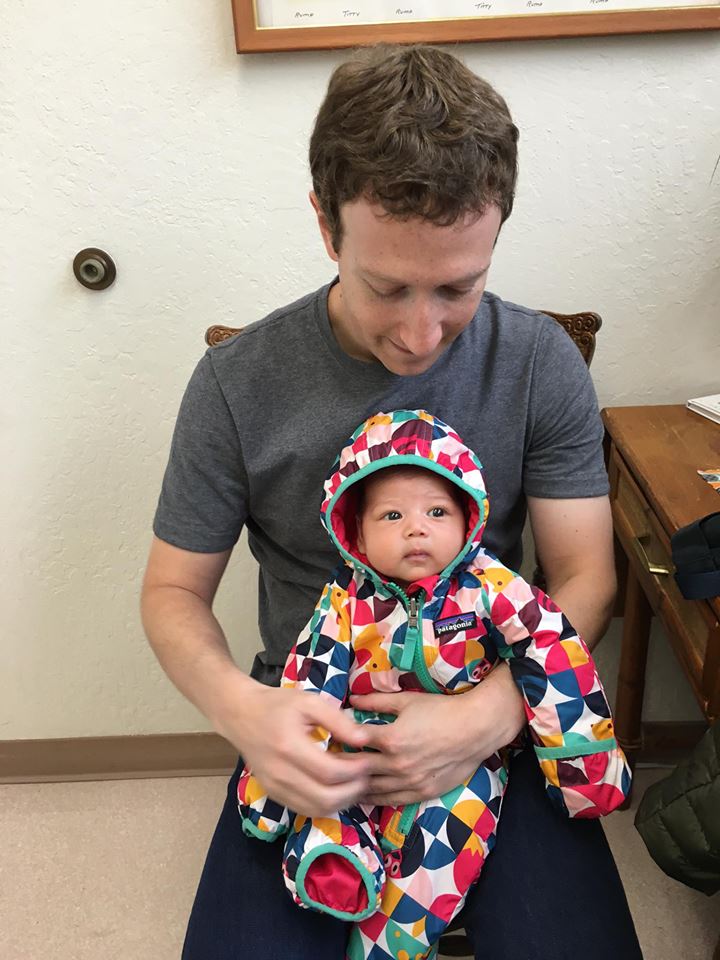 Первые шаги: Марк Цукерберг поделился трогательным фото малышки-дочери