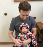 Первые шаги: Марк Цукерберг поделился трогательным фото малышки-дочери