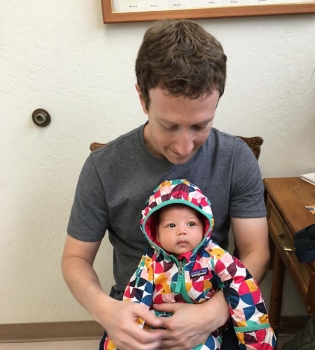 Первые шаги: Марк Цукерберг поделился трогательным фото малышки-дочери