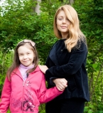 Тина Кароль с девочкой Изабеллой из Охматдета