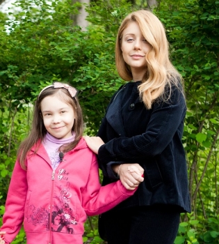 Тина Кароль с девочкой Изабеллой из Охматдета