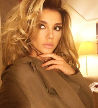 Солистка &quot;ВИА Гры&quot; продемонстрировала идеальный пресс