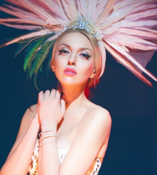 Бесстрашная блондинка: Оля Полякова выступила в зоне АТО