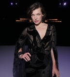 Стиль ведьмочки: Милла Йовович покоряет публику черным нарядом в Каннах