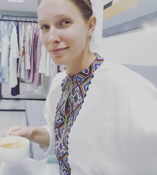 Катя Осадчая восхитила модным образом в вышиванке