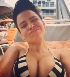 Сексуальная Даша Астафьева соблазняет роскошной фигурой в купальнике