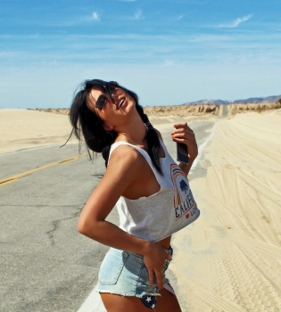 Ольга Романовская сняла клип в Гранд-Каньоне