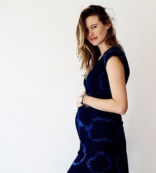 Мы растем: беременная Бехати Принслу опубликовала фото в купальнике