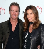 Стильный выход: Синди Кроуфорд блистает на красной дорожке с любимым мужем