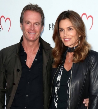 Стильный выход: Синди Кроуфорд блистает на красной дорожке с любимым мужем