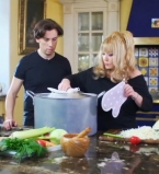 Алла Пугачева готовит на своей шикарной кухне