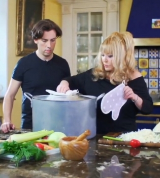 Алла Пугачева готовит на своей шикарной кухне