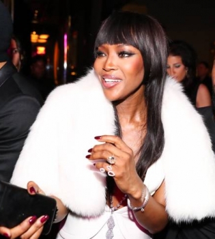 Королева ночи: Наоми Кэмпбелл отпраздновала день рождения в роскошном наряде Brandon Maxwell