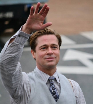 Видео: Брэд Питт спас маленькую поклонницу от толпы фанатов