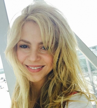 Долгожданный релакс: Шакира поделилась яркими фото с отдыха