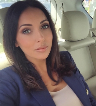 Беременная Алсу примерила нежные наряды для нового клипа