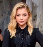 Возлюбленная Бруклина Бекхэма показала свои новые татуировки