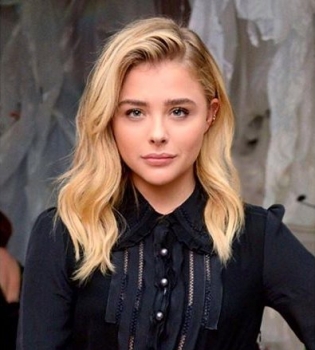 Возлюбленная Бруклина Бекхэма показала свои новые татуировки