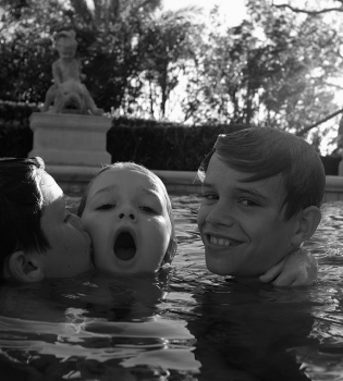 Дети глянца: Бруклин, Ромео, Крус и Харпер Бекхэм впервые вместе снялись для модного журнала