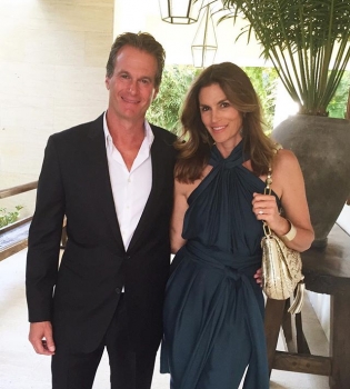 Идеальная пара: муж Синди Кроуфорд поделился стильным фото с красавицей-женой