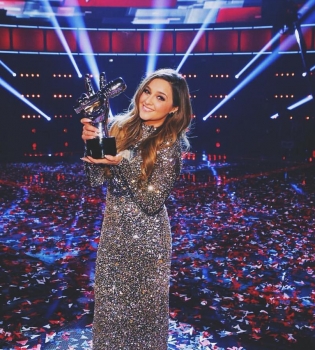 Повзрослевшая &quot;Кудряшка Сью&quot; стала победительницей американского &quot;Голоса&quot;