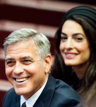 Джордж и Амаль Клуни, Ричард Гир и Сальма Хайек посетили лекцию Папы Римского