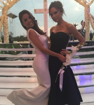 Ах эта свадьба: Виктория Бекхэм показала, как помогала Еве Лонгории готовиться к торжеству