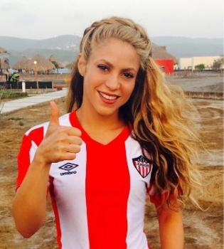 Видео: Шакира и Жерар Пике веселятся на концерте любимой группы