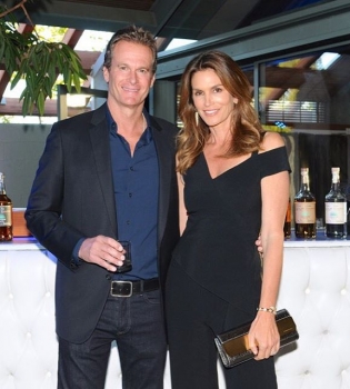 Счастливы вместе: Синди Кроуфорд и Рэнди Гербер отпраздновали 18-ю годовщину свадьбы