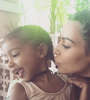 Видео: Ким Кардашьян с дочерью Норт повеселились в Snapchat