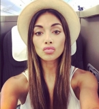 Французские каникулы: Николь Шерзингер наслаждается Парижем