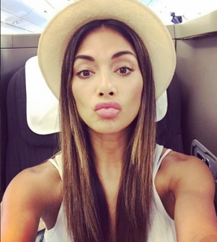 Французские каникулы: Николь Шерзингер наслаждается Парижем