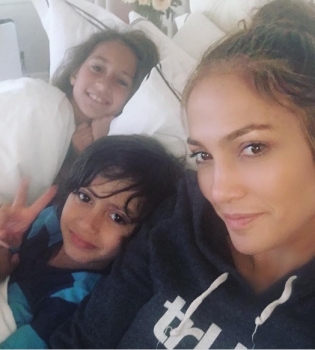 Дженнифер Лопес показала, как расслабляется перед концертом