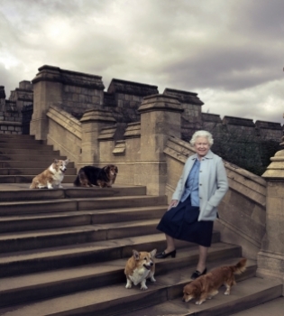 Королева Елизавета II снялась для обложки глянца