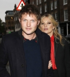 Кейт Мосс вновь появилась на публике с юным возлюбленным