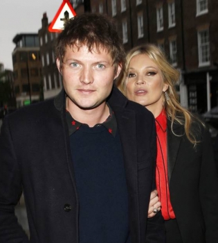 Кейт Мосс вновь появилась на публике с юным возлюбленным