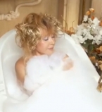 Оголенная Алла Пугачева принимает ванну