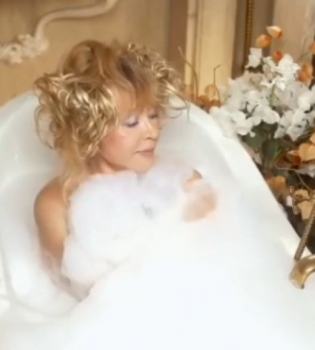 Оголенная Алла Пугачева принимает ванну